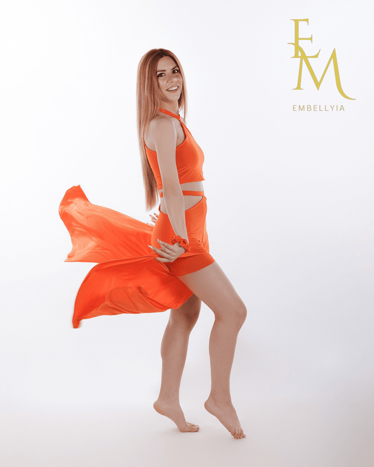 Χορεύτρια με EMbellyia σύνολο σε πορτοκαλί χρώμα